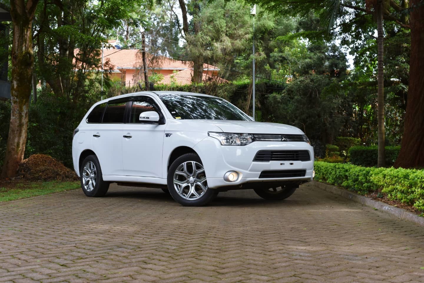 2014-mitsubishi-outlander-phev