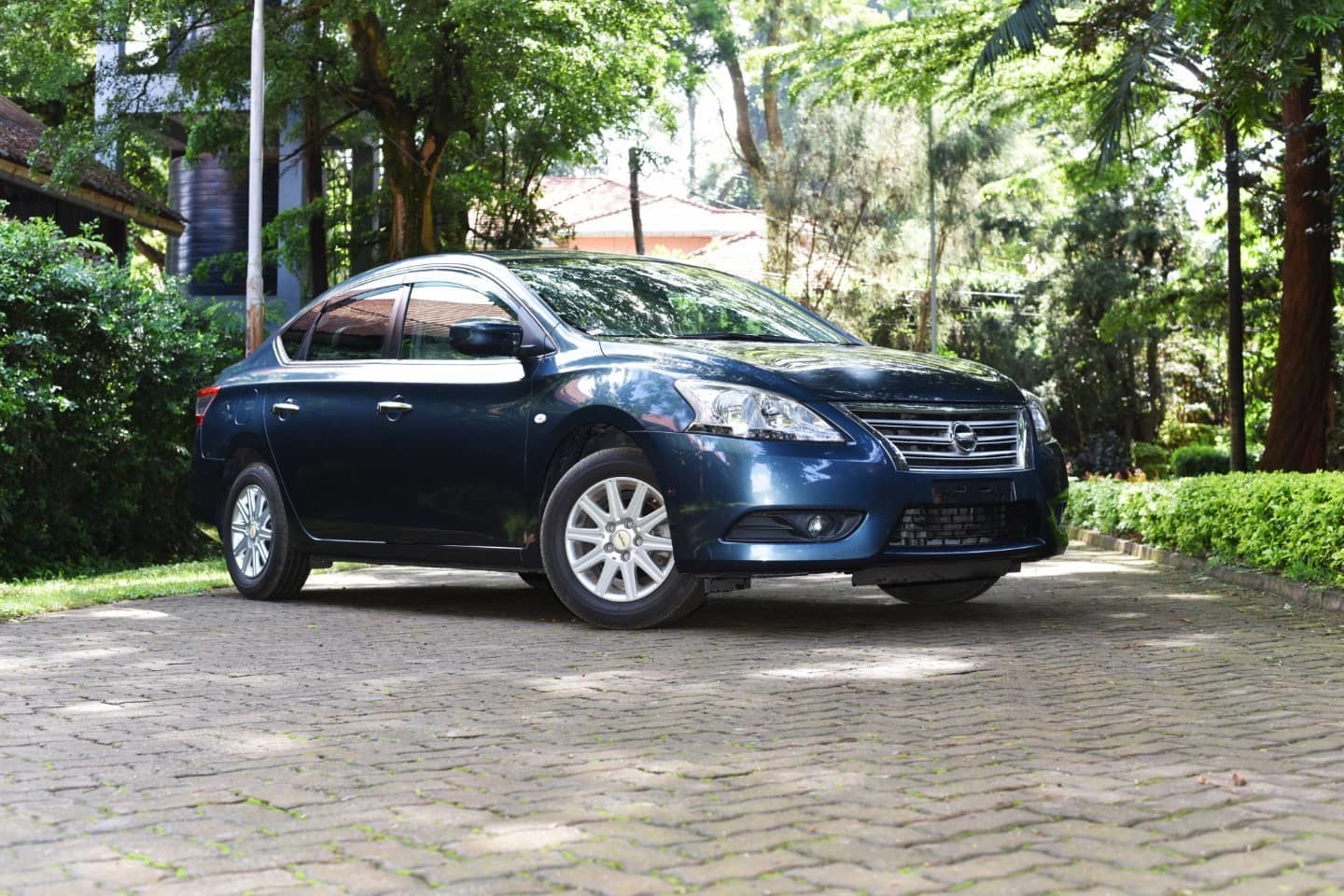 nissan-slyphy-2014-black
