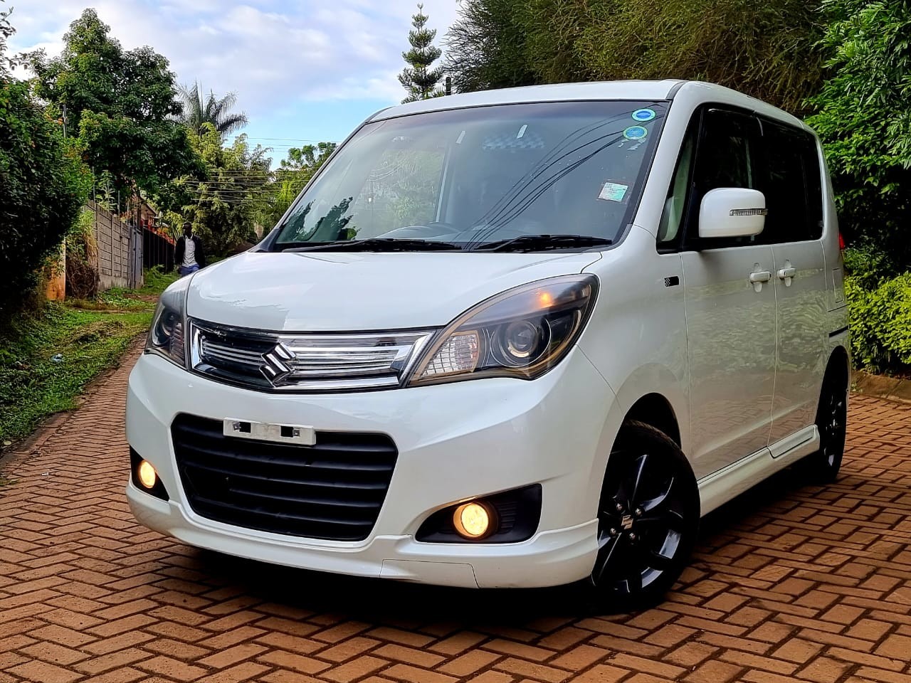 suzuki-solio-2014-big-2