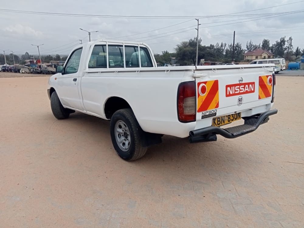 nissan-np300