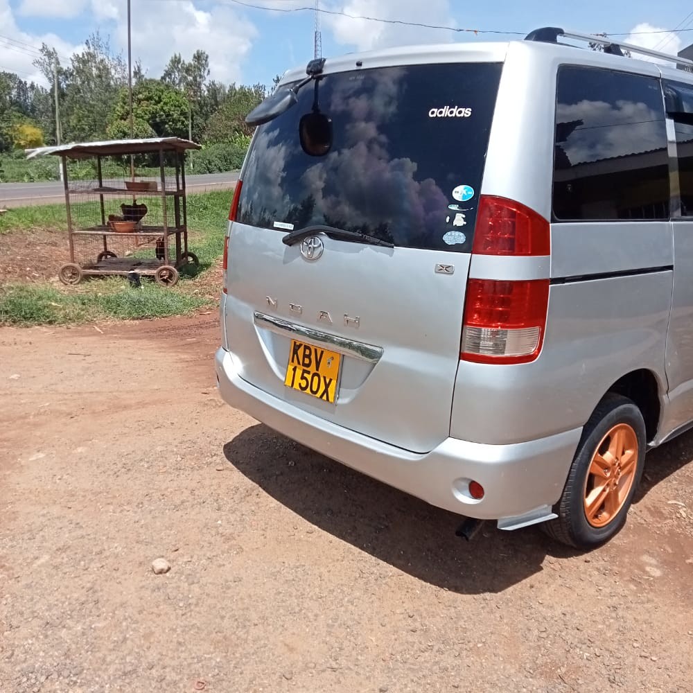 toyota-noah-big-1