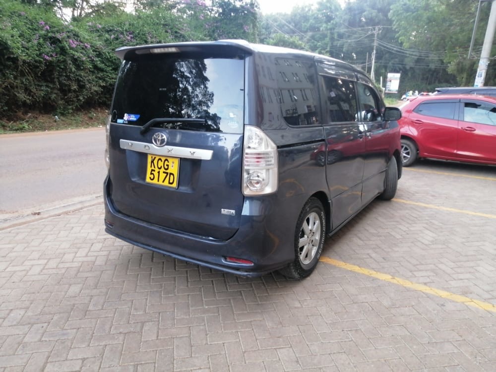 toyota-voxy-big-5