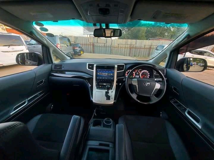 toyota-vellifire-big-4