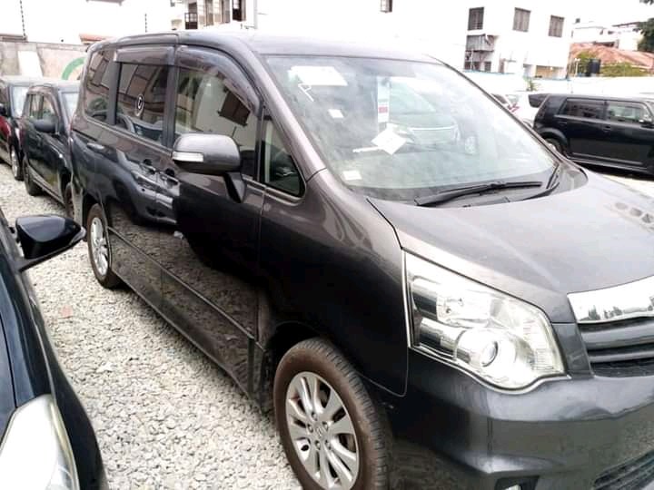 toyota-voxy