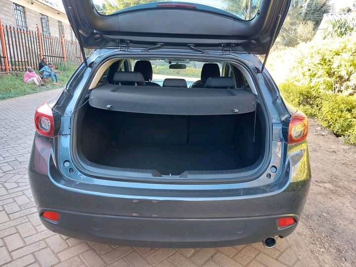 mazda-axela-big-5