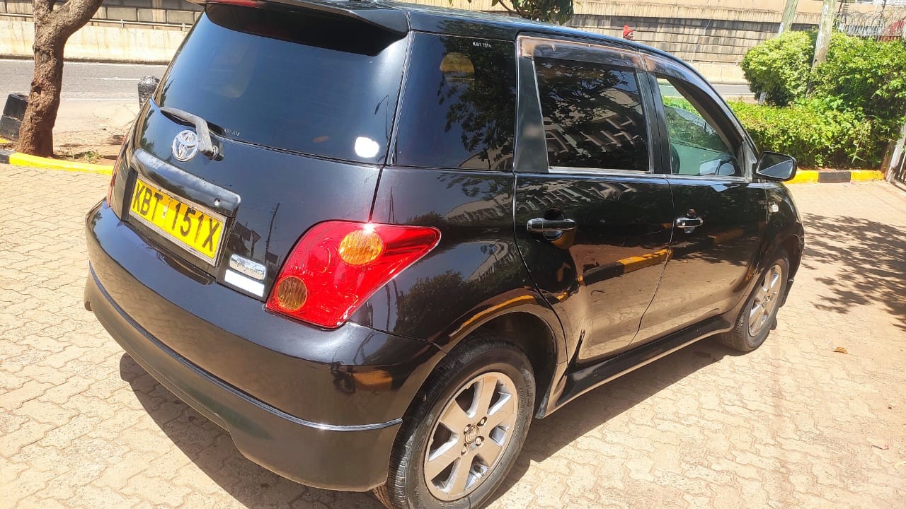 toyota-ist-big-1