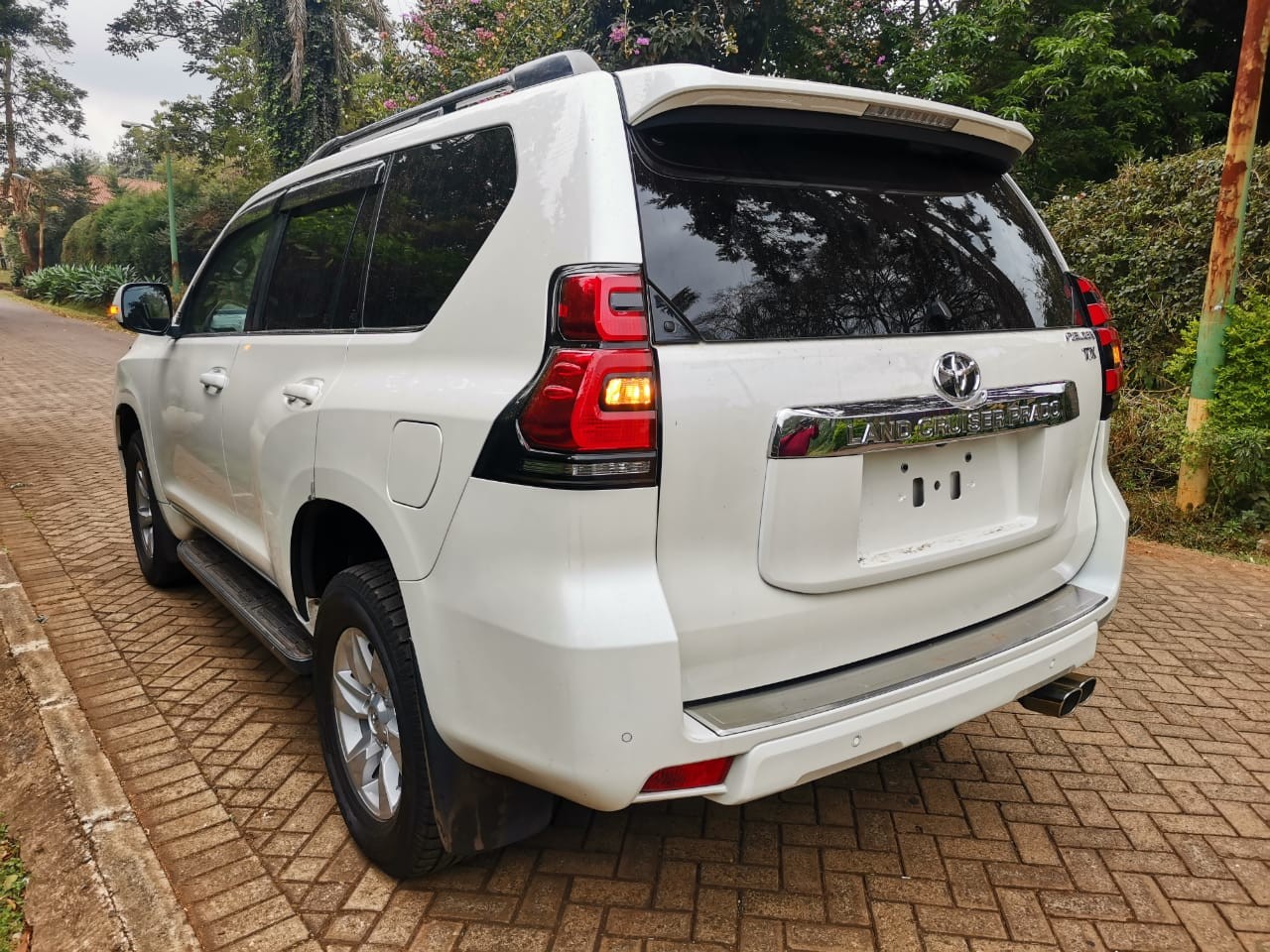 toyota-land-cruiser-prado-big-2