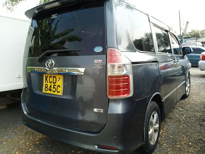 toyota-voxy