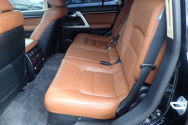 toyota-landcruiser-zx-2015-model-black-color-big-4