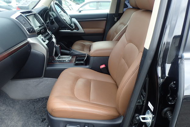 toyota-landcruiser-zx-2015-model-black-color-big-5