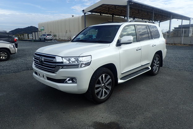 toyota-landcruiser-zx-2016-model-pearl-white-color