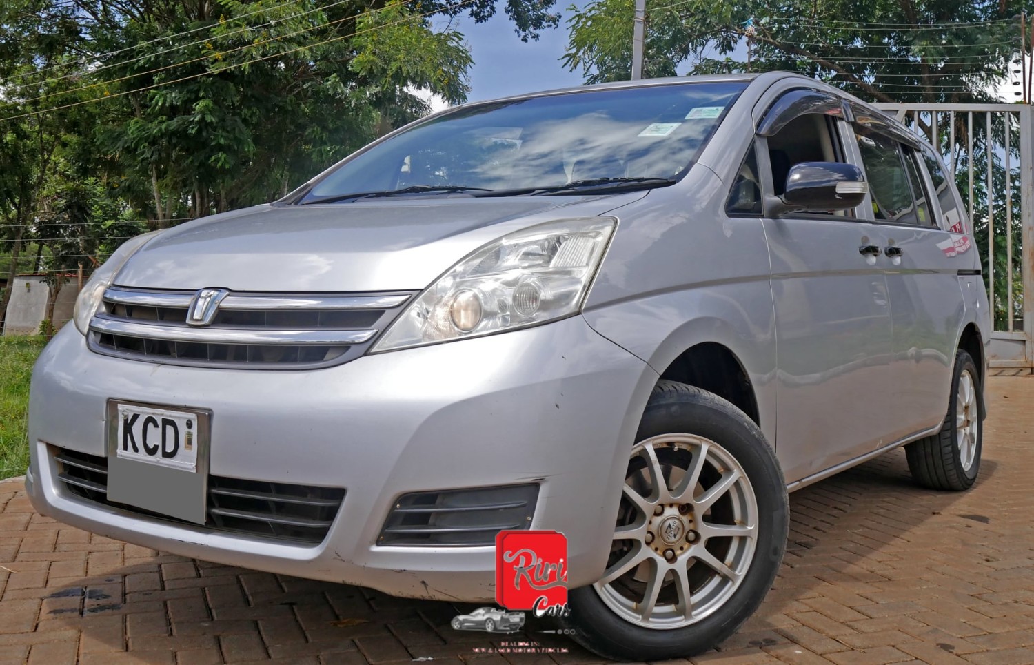 toyota-isis-big-2