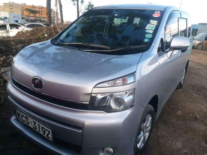 toyota-voxy