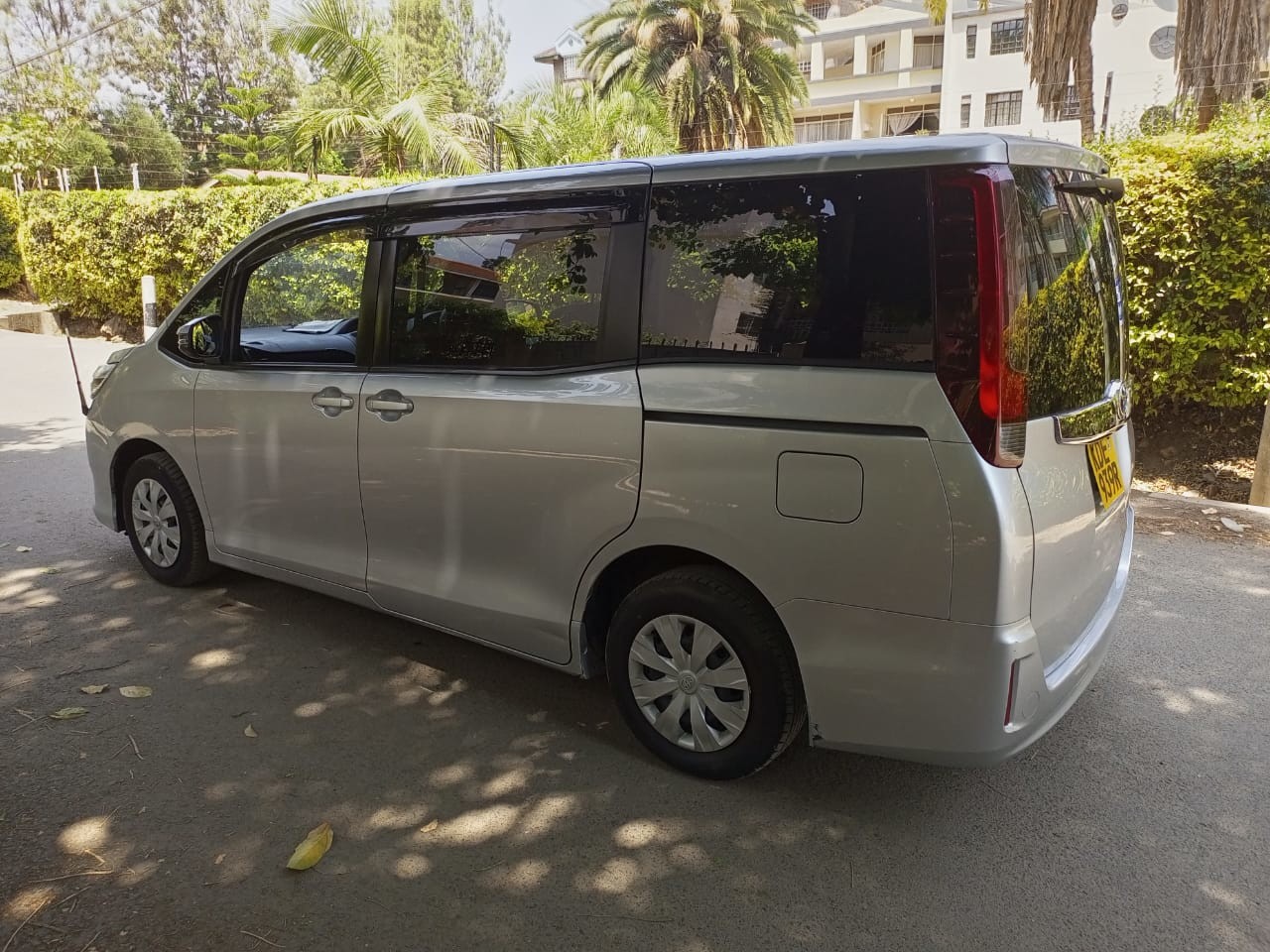 toyota-noah-big-1