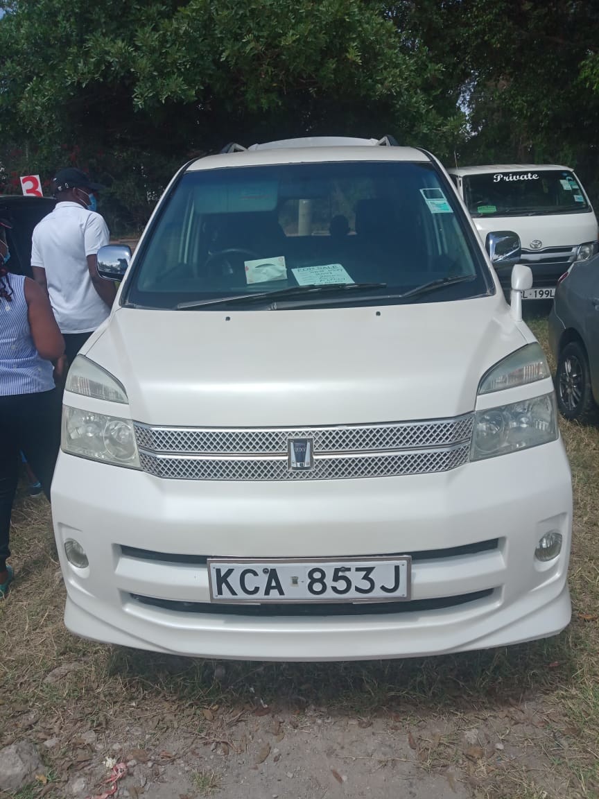 toyota-voxy