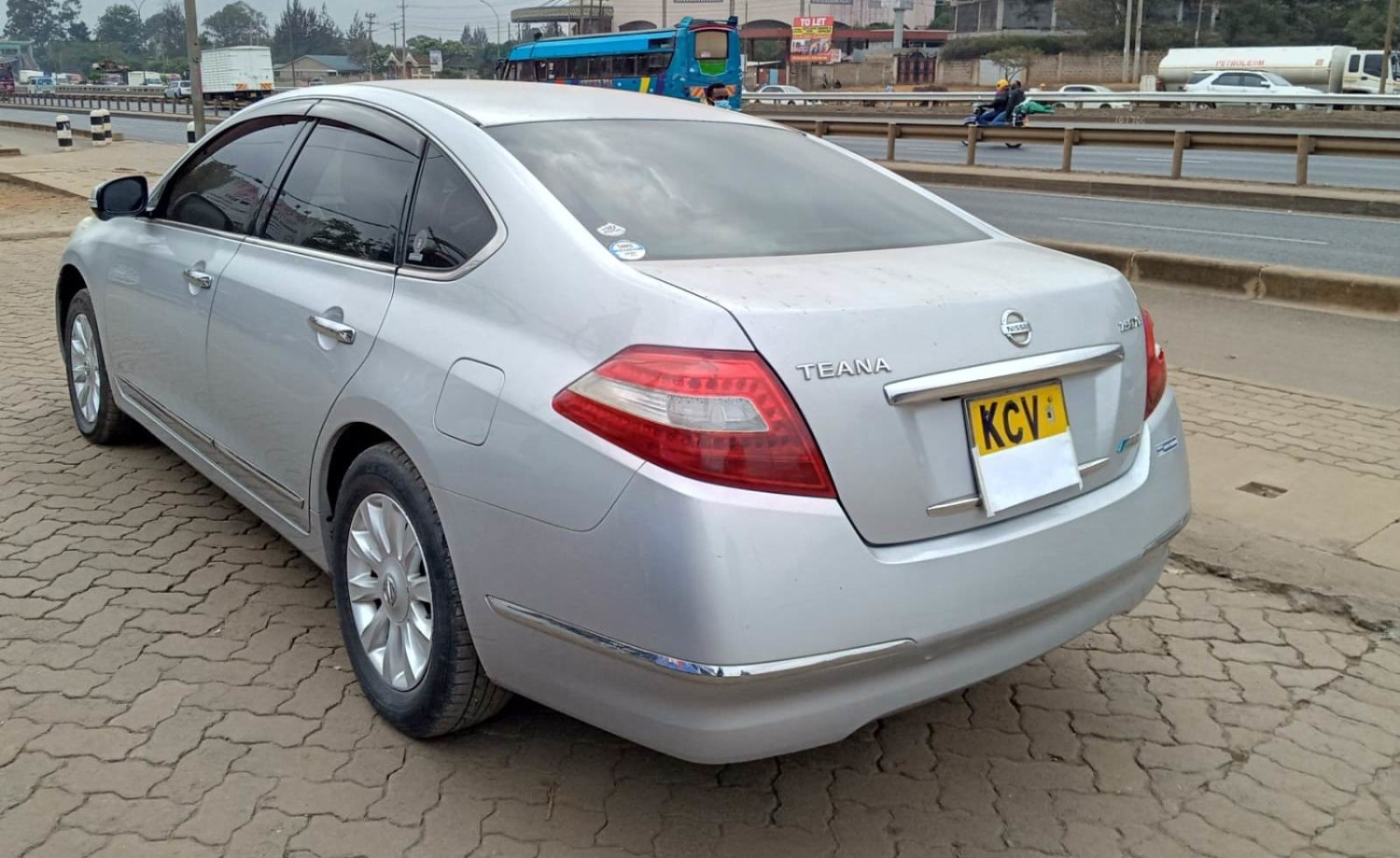 nissan-teana-big-1