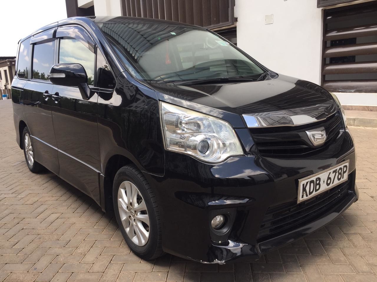 toyota-noah-2013-model-petrol-auto