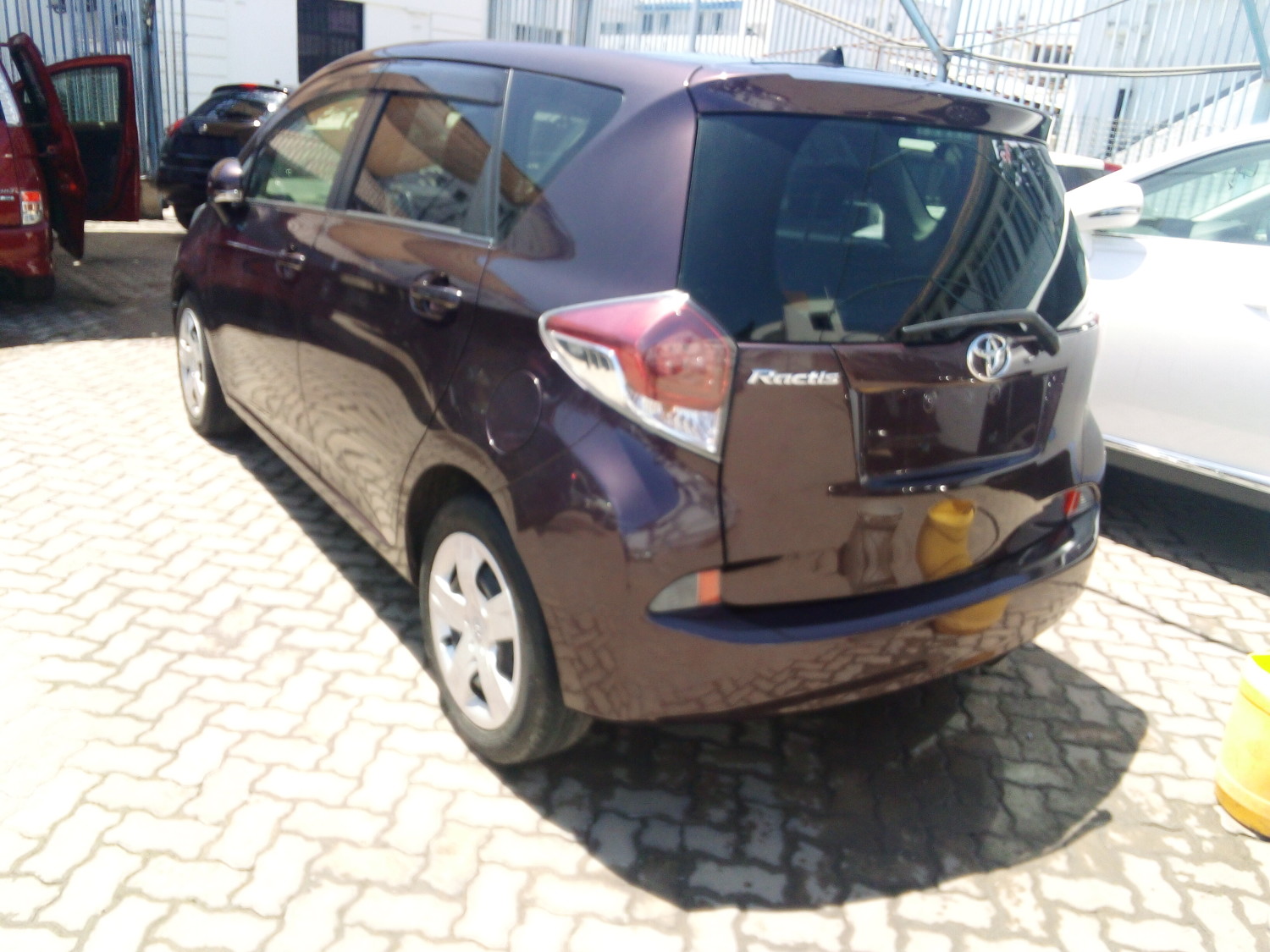 toyota-ractis-2015